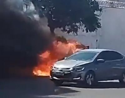 <Font color=Orange> Vdeo </font color> | Carro pega fogo e fica destrudo em avenida de Cuiab