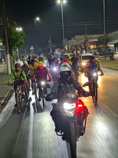 Ciclistas fazem pedal em Cuiab pedindo mais ateno dos condutores