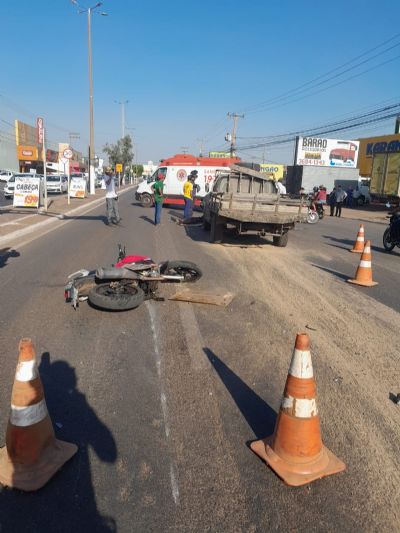 <Font color=Orange> Vdeo </font color> | Caminhonete atinge motociclista em cruzamento na Jlio Campos