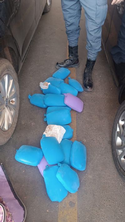 Trs traficantes so presas com 21 tabletes de pasta base em estacionamento de mercado