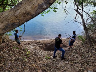 Polcia localiza corpo de jovem em cova de um metro s margens de rio