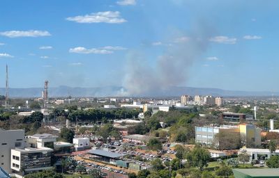 Bombeiros seguem combatendo incndio na regio do Coxip do Ouro