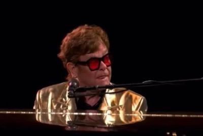 Elton John  levado s pressas ao hospital aps queda em casa