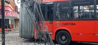 Acidente entre dois nibus do transporte coletivo deixa mais de 40 feridos em Curitiba