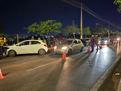 Blitz da Lei Seca na Av. Miguel Sutil prende 14 motoristas em flagrante por embriaguez