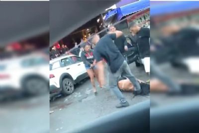 Vdeo mostra dupla pisando na cabea de mulher desmaiada em frente a bar no DF