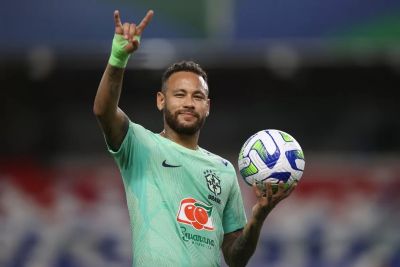 Aps polmica com Bruna Biancardi, Neymar surge sem aliana em treino