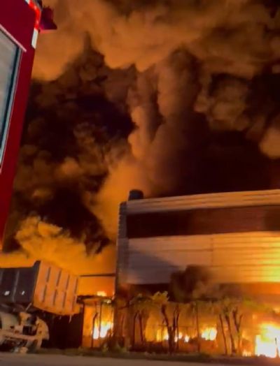 <Font color=Orange> Vdeos </font color> | Empresa de reciclagem que pegou fogo no Distrito Industrial corre risco de novos incndios