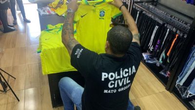 Polcia apreende 1,2 mil camisetas de futebol falsificadas em lojas de distribuio de MT
