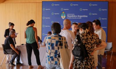 Argentinos residentes no Brasil vo  embaixada para eleger presidente
