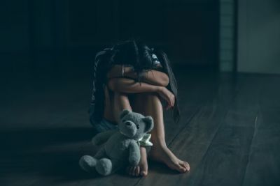 Mulher  presa aps permitir que filhas menores de idade fossem abusadas sexualmente em troca de drogas