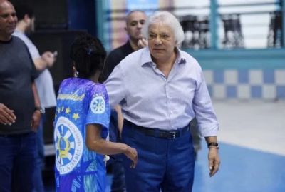 Escolas de samba so criticadas por homenagem a bicheiro