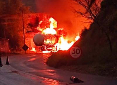Caminho tanque fica em chamas na BR-163 e motorista sai ileso