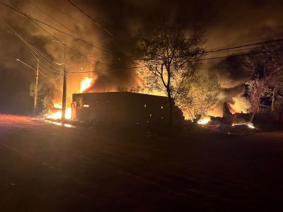 Incndio de grandes propores atinge empresa de reciclagem em Vrzea Grande