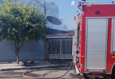 Morador fica preso dentro de casa em chamas em VG