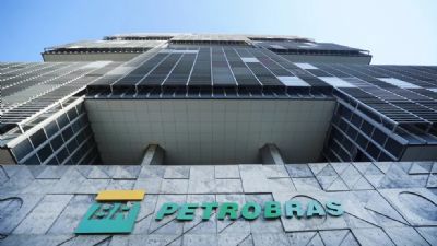 Petrobras anuncia reduo de R$ 0,30 por litro no preo do diesel