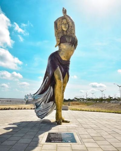 Shakira  homenageada com esttua de 6,5 metros na Colmbia