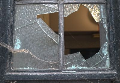 Idosa  assaltada dentro de casa; suspeitos invadiram o local pela janela do banheiro
