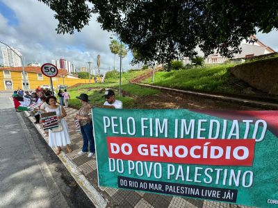 Grupo se rene em frente  Igreja So Benedito para pedir cessar-fogo na Palestina