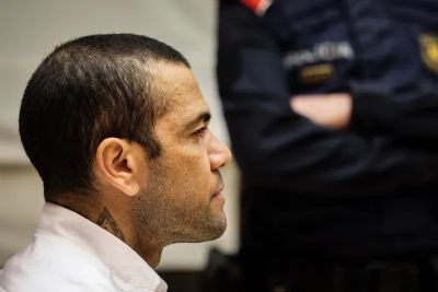 Daniel Alves  condenado a 4 anos e meio de priso por estupro na Espanha