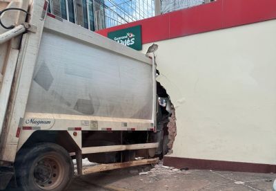 <Font color=Orange>Vdeo</font color> | Motorista bate caminho de lixo em fachada de empresa; risco de desabamento