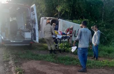 Micro-nibus escolar tomba em rodovia; motorista e crianas ficam feridos