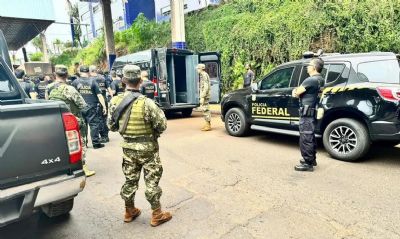 Paraguai entrega 25 presos brasileiros  Polcia Federal