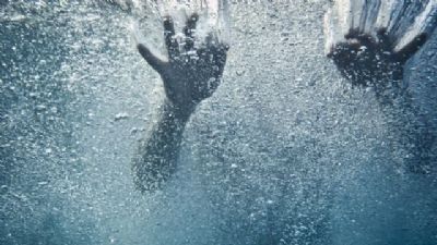 Homem bate a cabea ao pular na piscina e morre afogado em Balnerio de VG