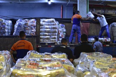 Governo de MT intensifica trabalhos e entrega mais de 30 mil cestas de produtos alimentcios nesta semana