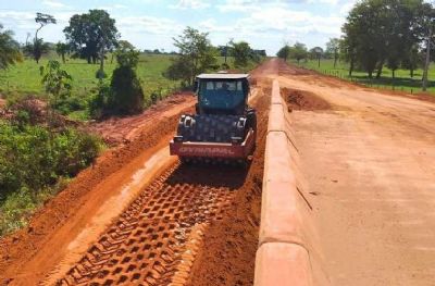 Governo executa obras para permitir acesso s pontes sobre o rio Alegre