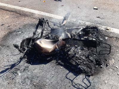 Jovem morre aps coliso na BR-163; motocicleta pega fogo e fica destruda
