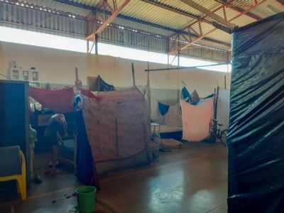 Vdeo | Me com 9 filhos sobrevive em miniestdio h sete meses: 'aqui  um sofrimento'