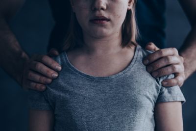 Av  denunciado por abusar da neta de 9 anos e amea-la de morte