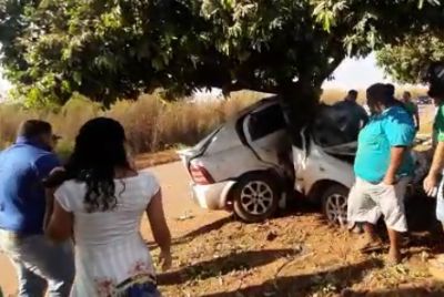 Vdeo| Carro bate violentamente contra rvore e deixa dois mortos