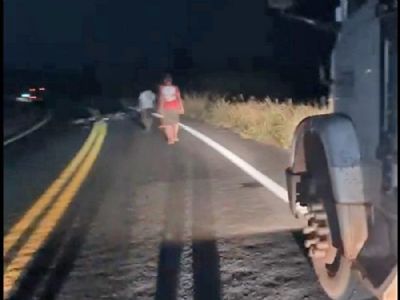 <Font color=Orange> Vdeo</font color> | Motociclista morre aps invadir pista contrria e bater de frente com caminho