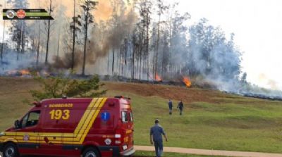 Aeronave cai no interior de So Paulo e faz vtimas; bombeiros combatem incndio