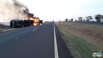Carreta tomba, pega fogo e caminhoneiro morre na BR-163