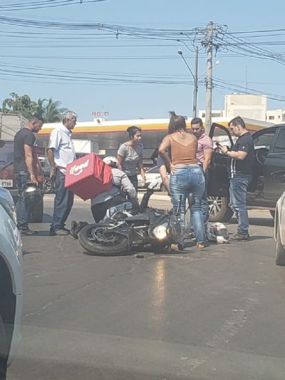 Acidente entre carro e moto deixa trnsito lento no bairro Monte Lbano