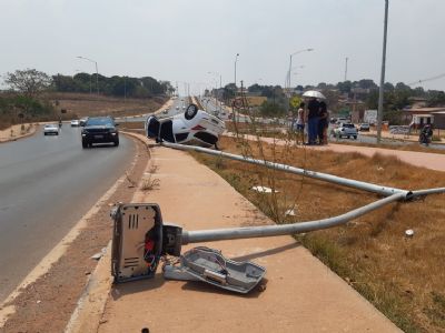 Motorista perde o controle na estrada da Chapada capota e derruba dois postes - vdeo