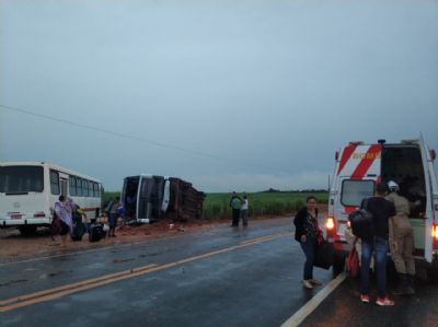 nibus de viagem tomba em rodovia e trs passageiros ficam gravemente feridos