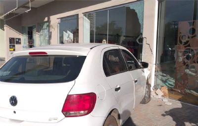 Motorista sobe em calada e bate em porta de boutique em Sinop