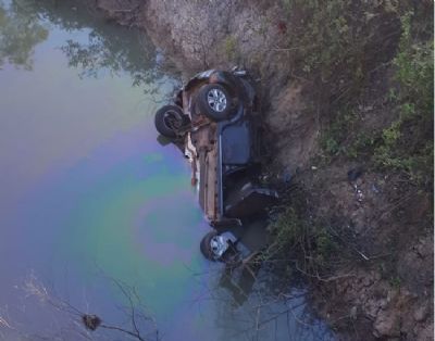 Trs pessoas morrem e uma fica ferida aps carro cair no Rio Paraguai