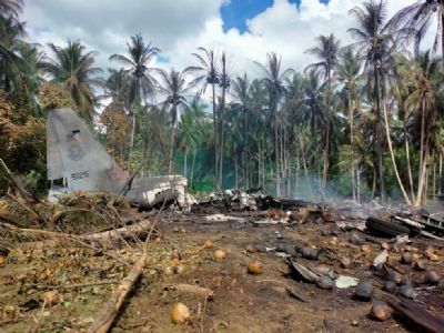 Queda de avio militar deixa ao menos 31 mortos nas Filipinas