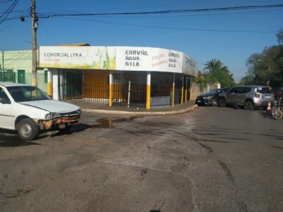 Acidente envolvendo trs carros interdita trnsito no bairro Nova Vrzea Grande