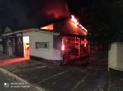 Salo de beleza e casa so destrudas por incndio em Dom Aquino