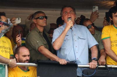 Bolsonaro foca no corpo a corpo e separa 2h para tirar fotos com apoiadores