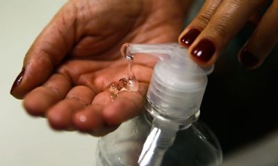 Farmcias de manipulao recebem autorizao para vender lcool gel ao pblico