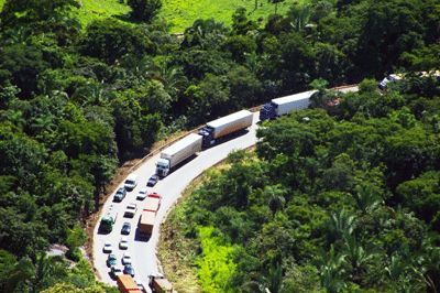 Caminho de tanque carregado com diesel tomba na Serra de So Vicente