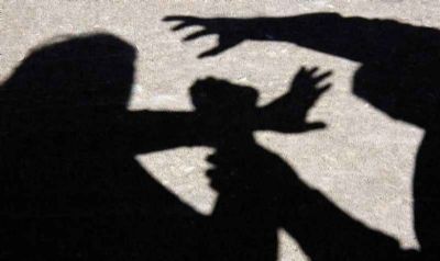 Homem  preso por torturar psicologicamente mulher e agredir o filho dela