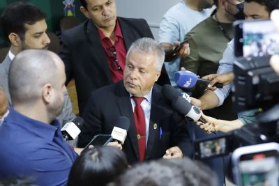 Chico prestigia evento do governo Lula em Cuiab e descarta incoerncia com o PL de Bolsonaro